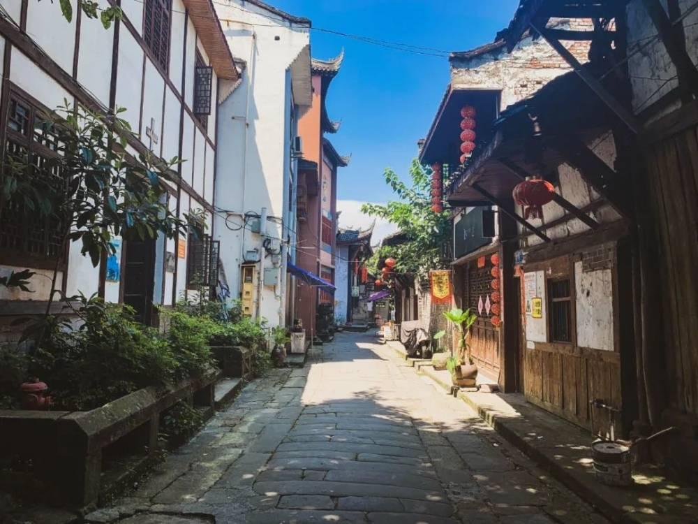 华北电力大学（河北）校园内有哪些地标性建筑？
